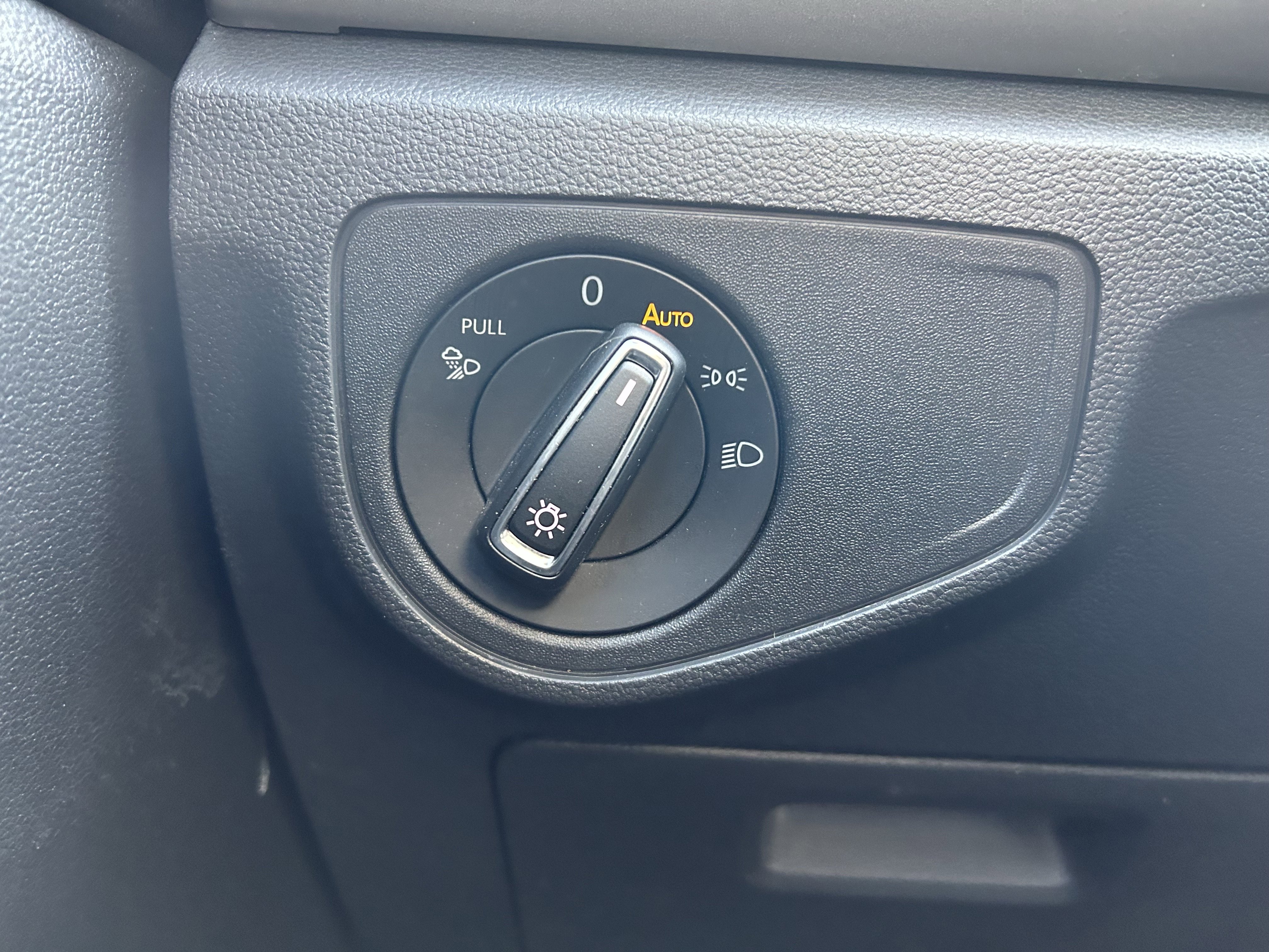 Used 2020 Volkswagen Atlas Cross Sport SE w/ Panoramic Sunroof Package AWD/4WD image 18