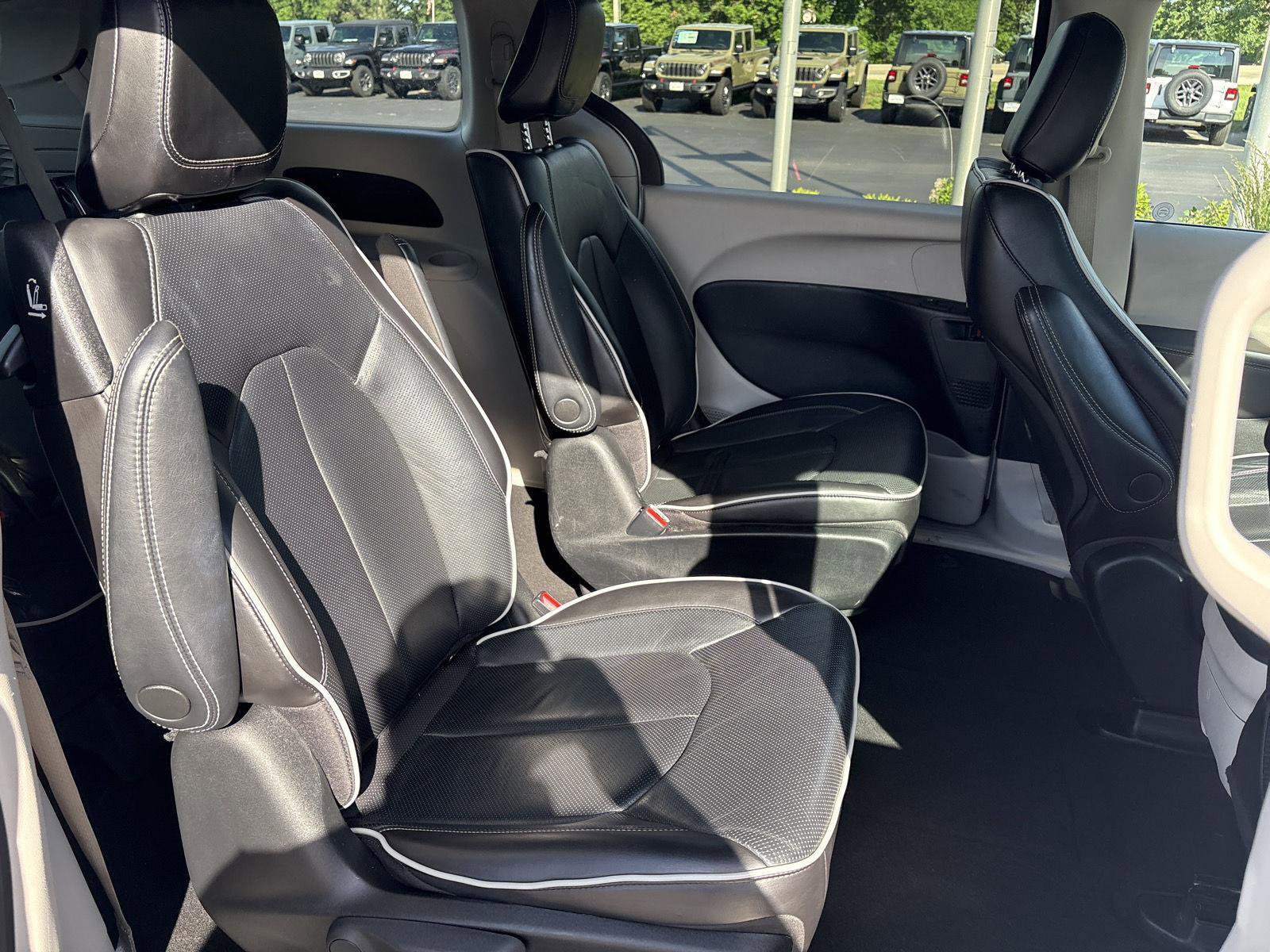 Used 2023 Chrysler Pacifica Limited FWD image 14