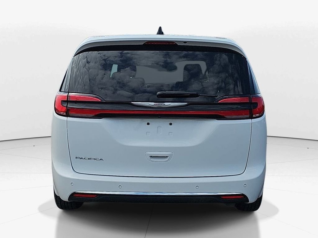 Used 2023 Chrysler Pacifica Touring-L image 6