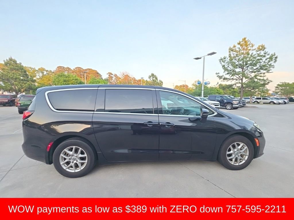 Used 2023 Chrysler Pacifica Touring-L image 3