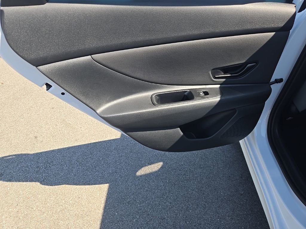 New 2025 Hyundai Elantra Limited image 12