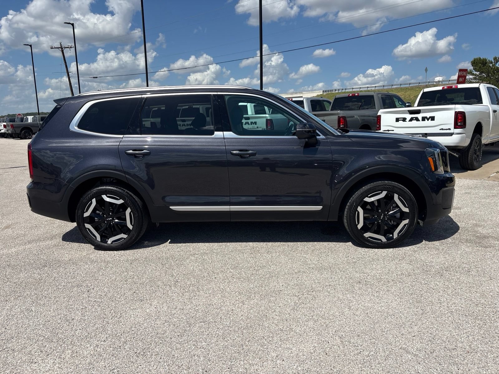 Used 2025 Kia Telluride S FWD image 7