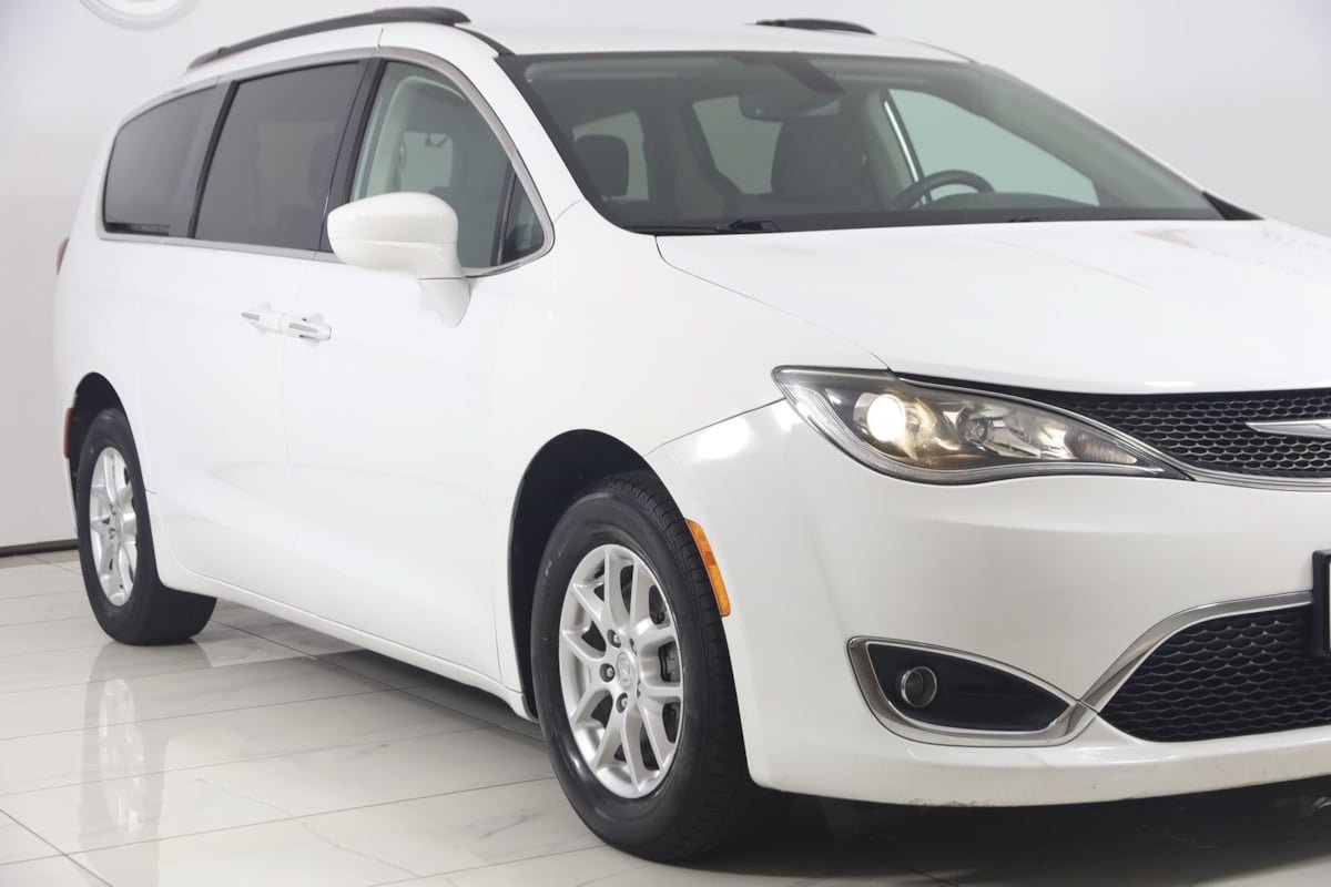Used 2020 Chrysler Pacifica Touring FWD image 39