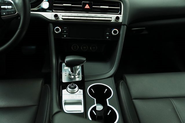 Used 2025 Genesis G70 2.5T image 34