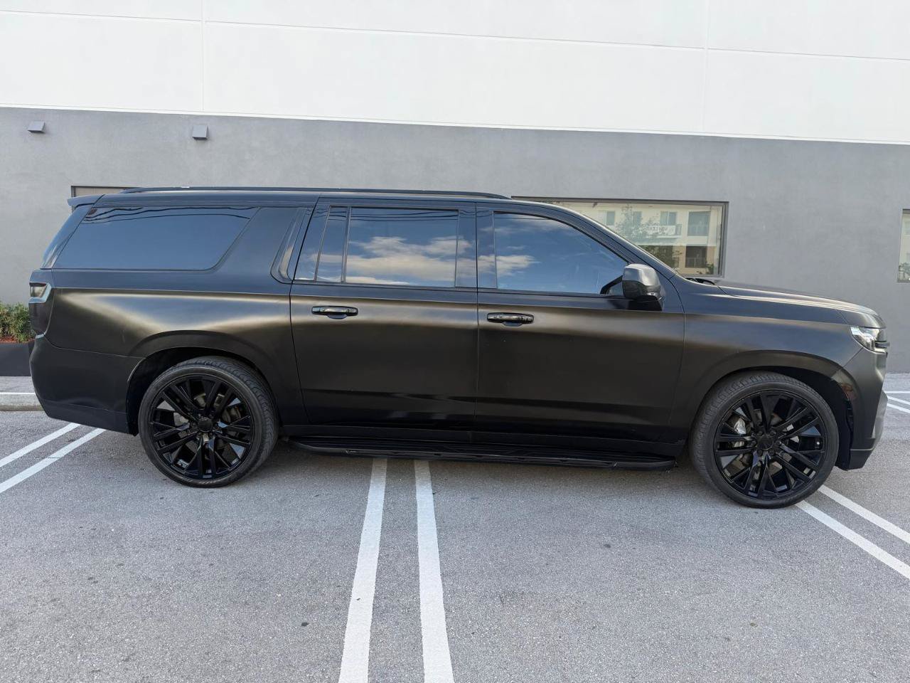Used 2021 Chevrolet Suburban LT RWD image 11