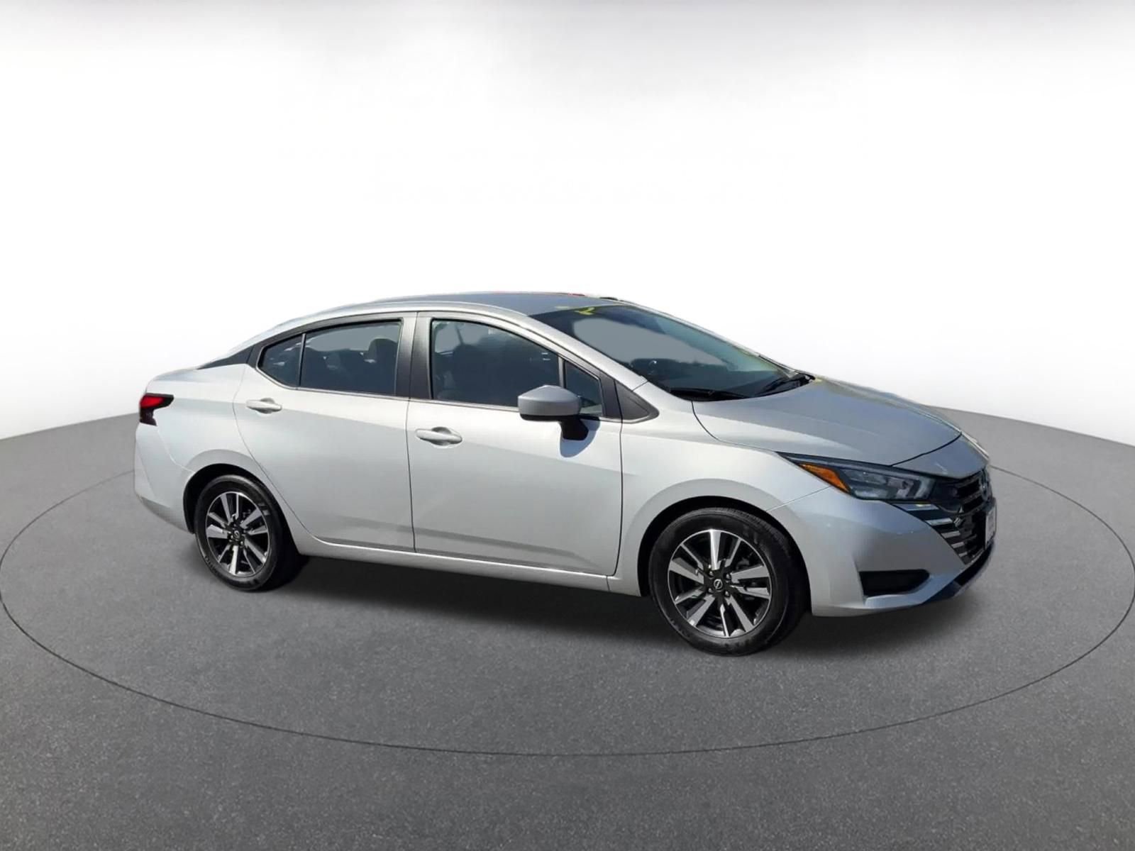 Used 2025 Nissan Versa SV image 2