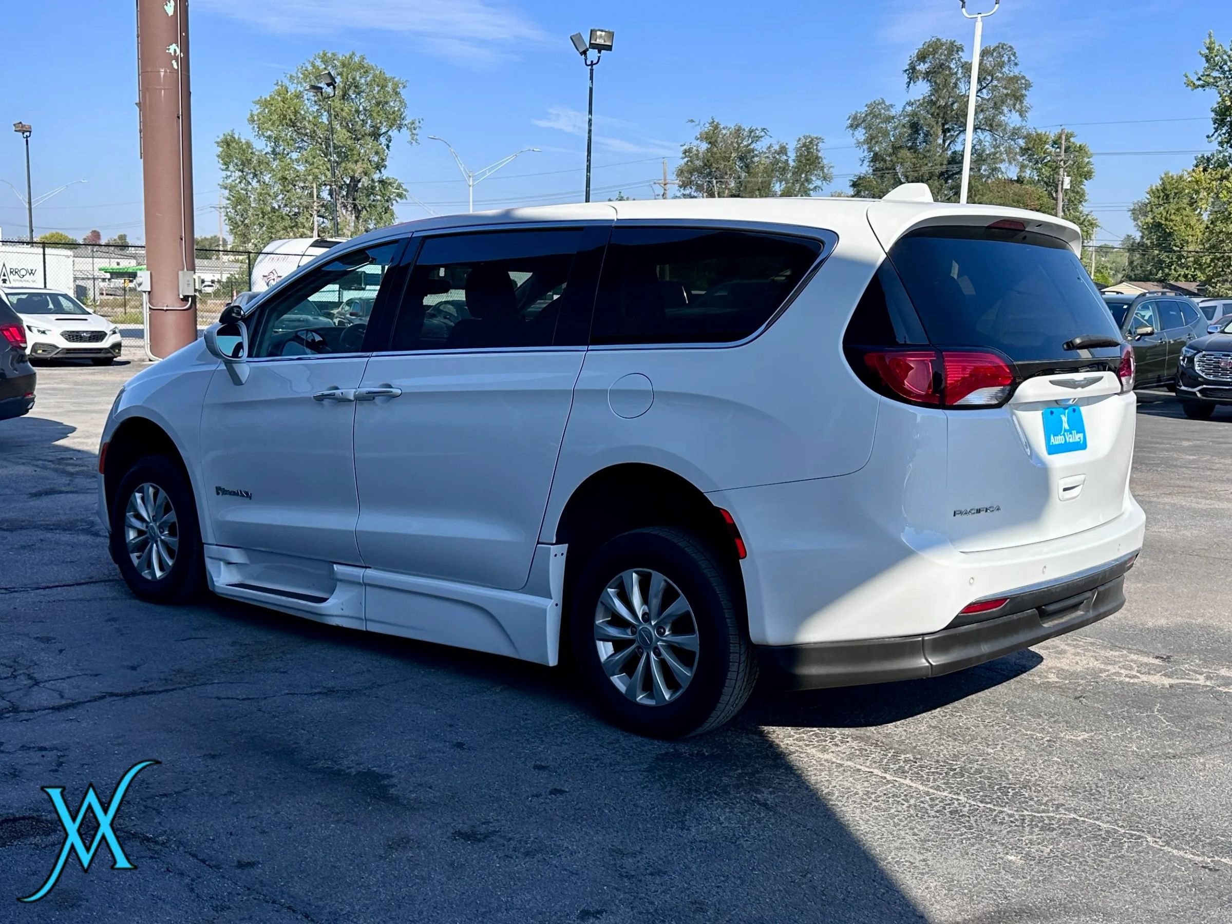 Used 2018 Chrysler Pacifica Touring Plus FWD image 5