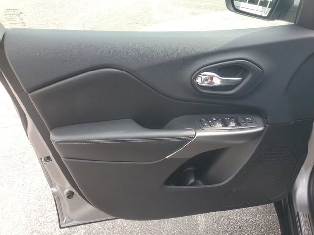 Used 2019 Jeep Cherokee Latitude w/ Popular Appearance Group FWD image 11