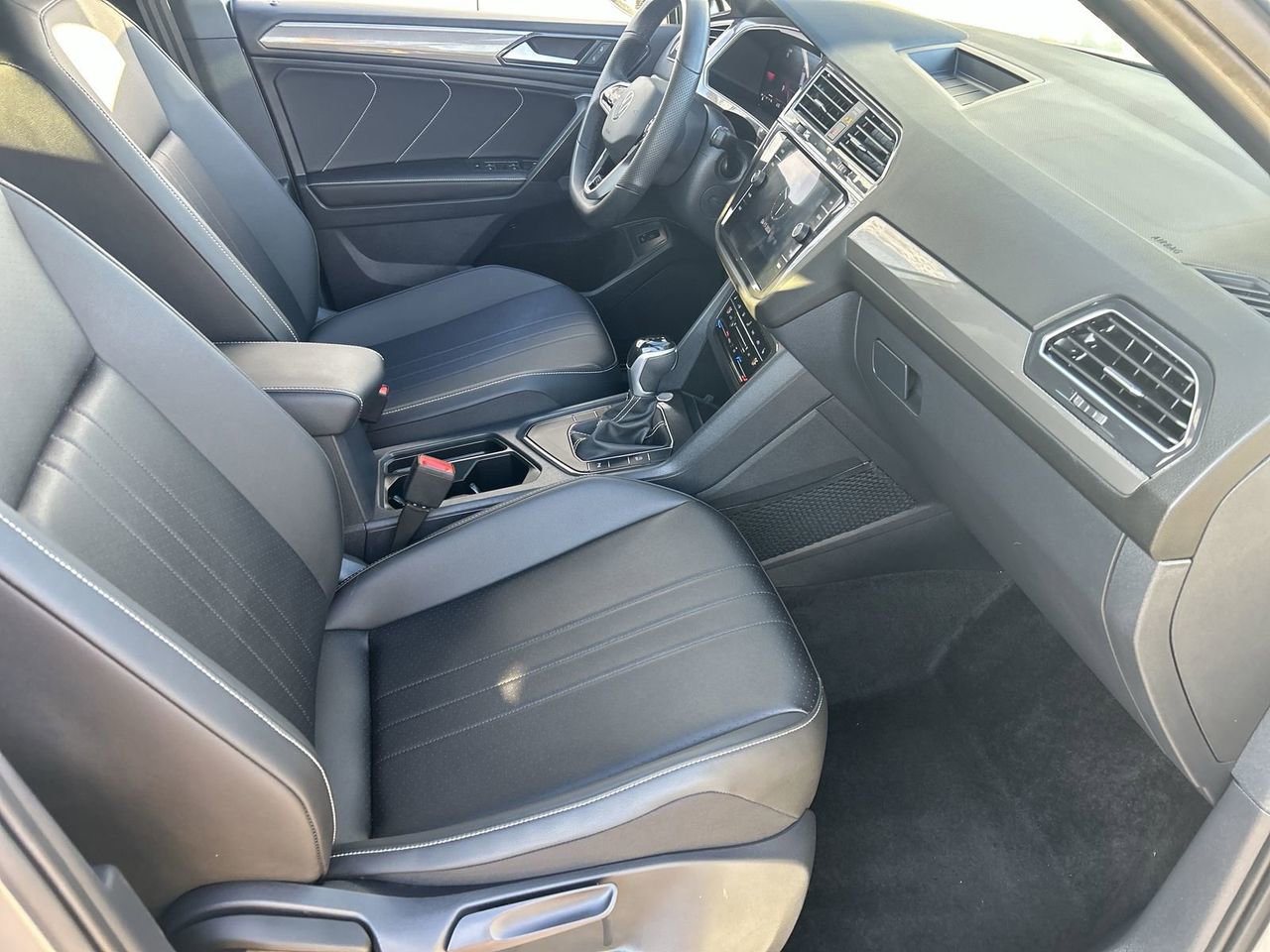Certified 2024 Volkswagen Tiguan SE R-Line FWD image 9