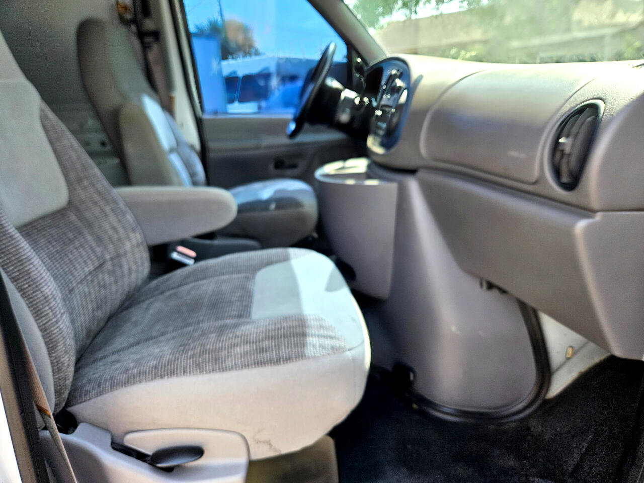 Used 1998 Ford E-250 and Econoline 250 image 10