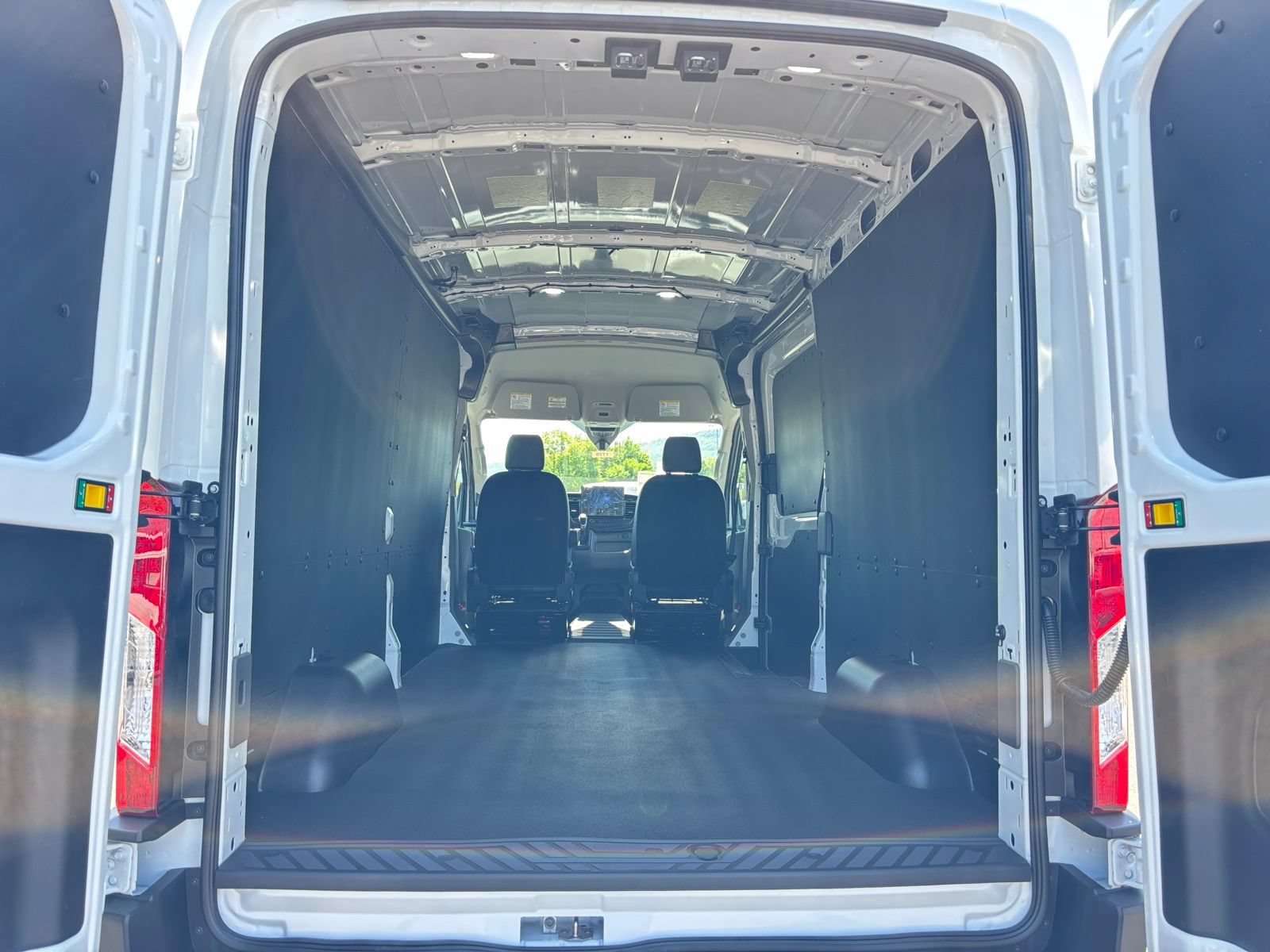 New 2026 Ford Transit 250 148 Medium Roof w/ Load Area Protection Package RWD image 16