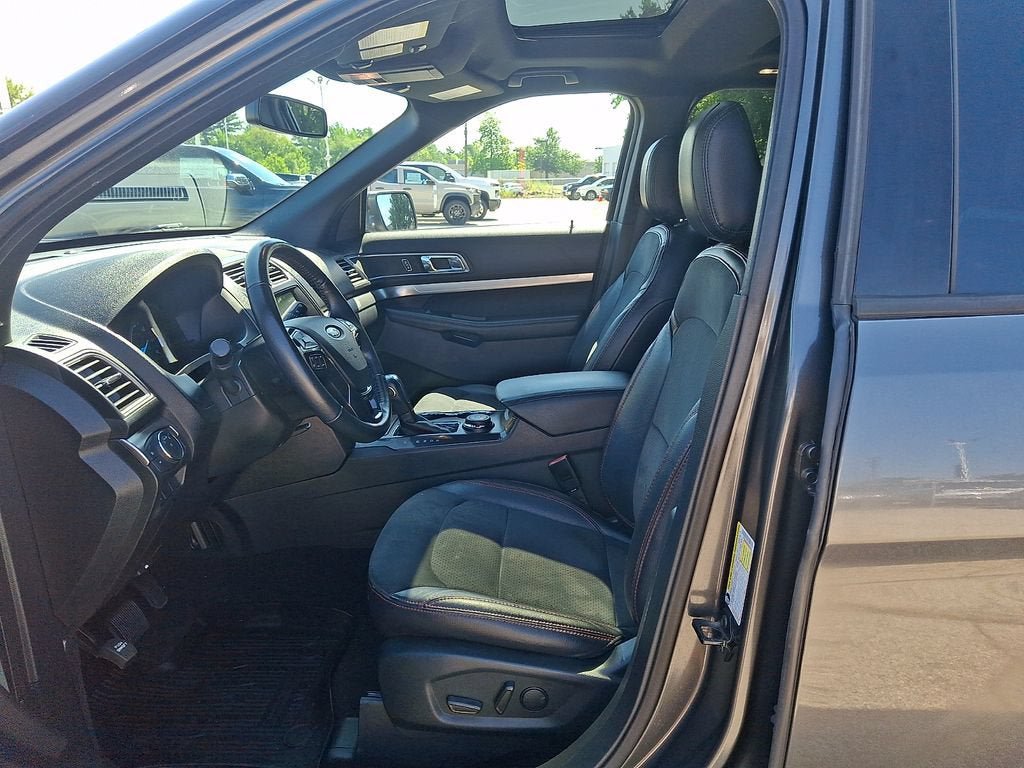 Used 2019 Ford Explorer XLT w/ Equipment Group 202A AWD/4WD image 14