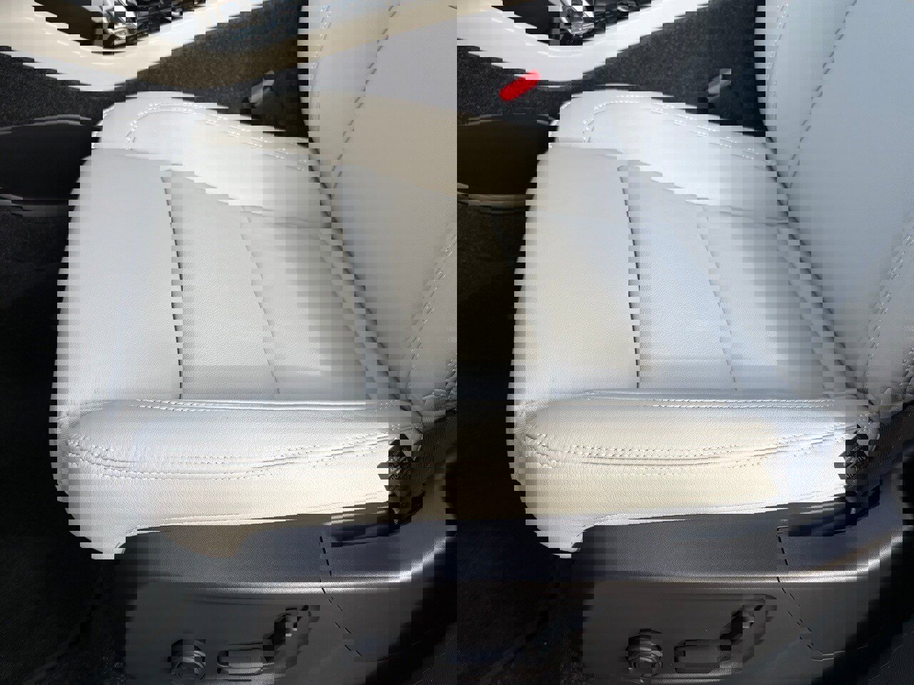 New 2026 Volvo XC40 B5 Plus w/ Protection Package Premier image 16