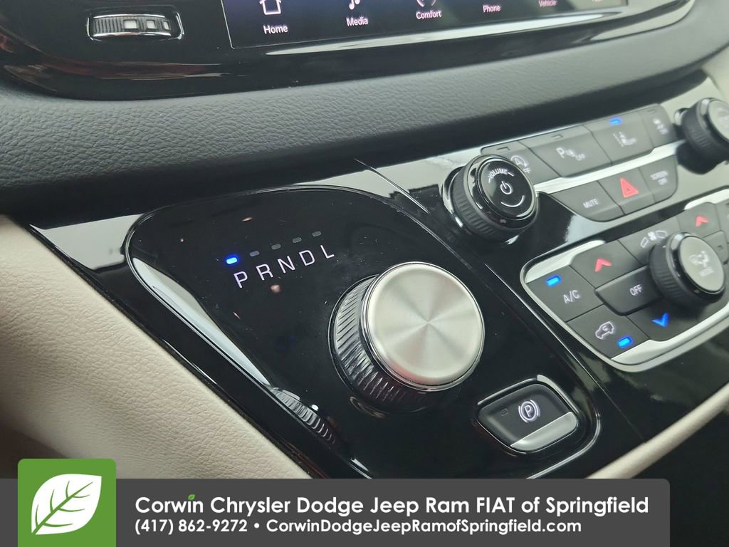 Used 2023 Chrysler Pacifica Touring-L image 26