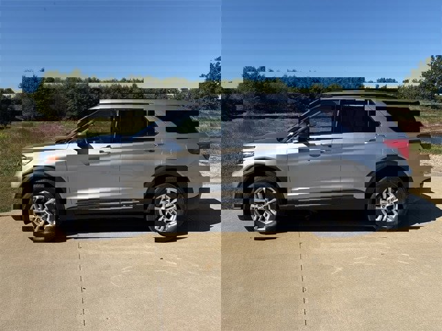 Used 2021 Ford Explorer XLT w/ Equipment Group 202A image 2