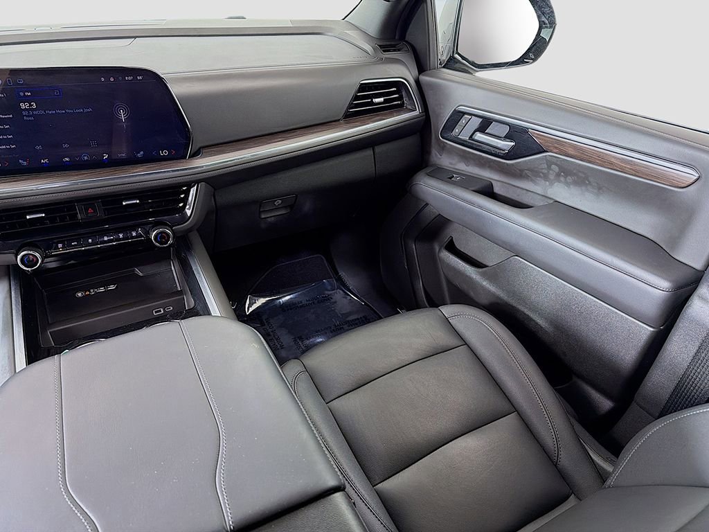 Used 2025 Chevrolet Suburban Z71 AWD/4WD image 29