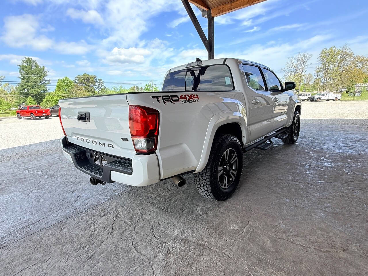 Used 2017 Toyota Tacoma TRD Sport w/ Tow Package AWD/4WD image 6