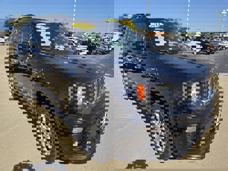 Used 2019 Jeep Renegade Latitude w/ Cold Weather Group image 1