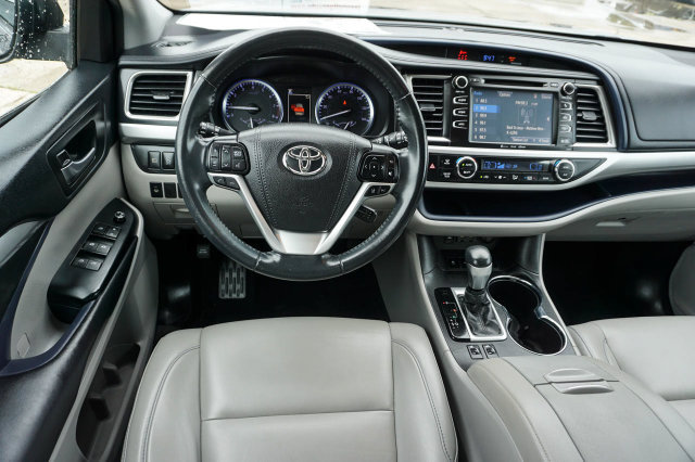 Used 2019 Toyota Highlander XLE FWD image 16