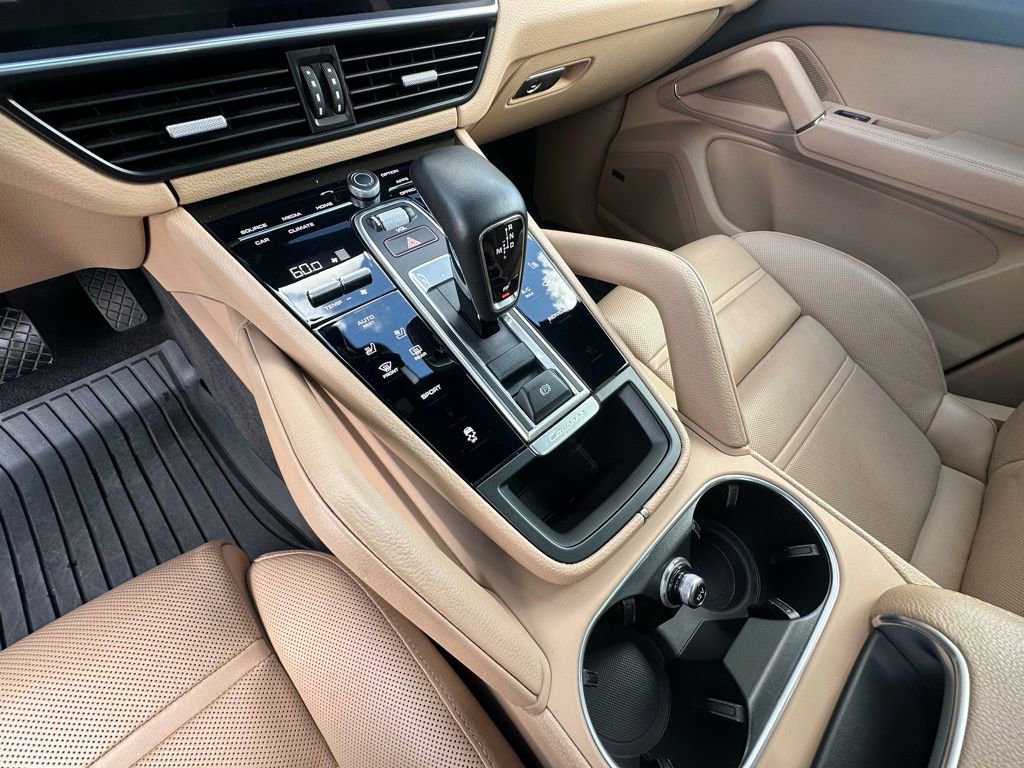 Certified 2023 Porsche Cayenne Platinum Edition image 29