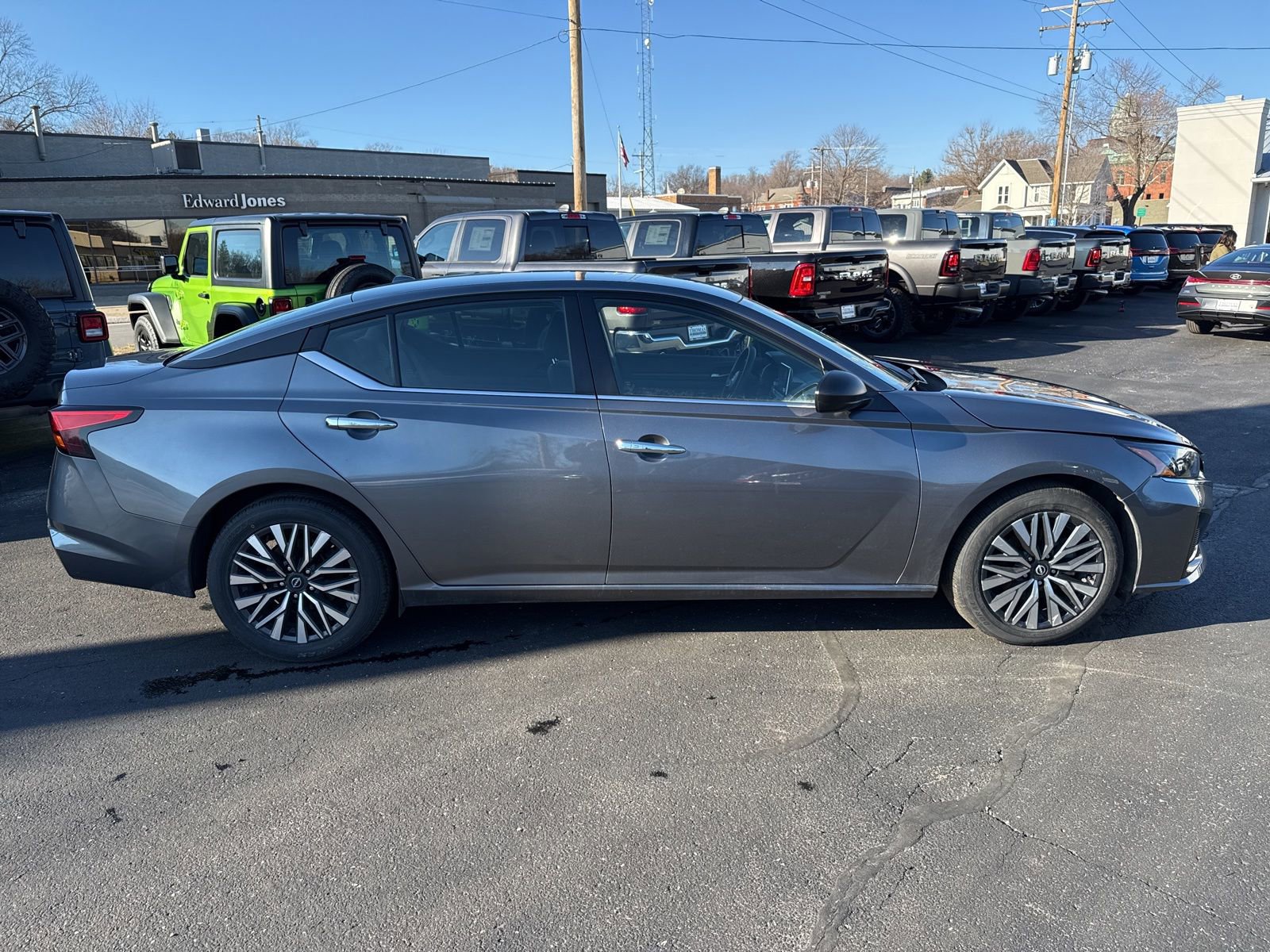 Used 2024 Nissan Altima 2.5 SV image 7