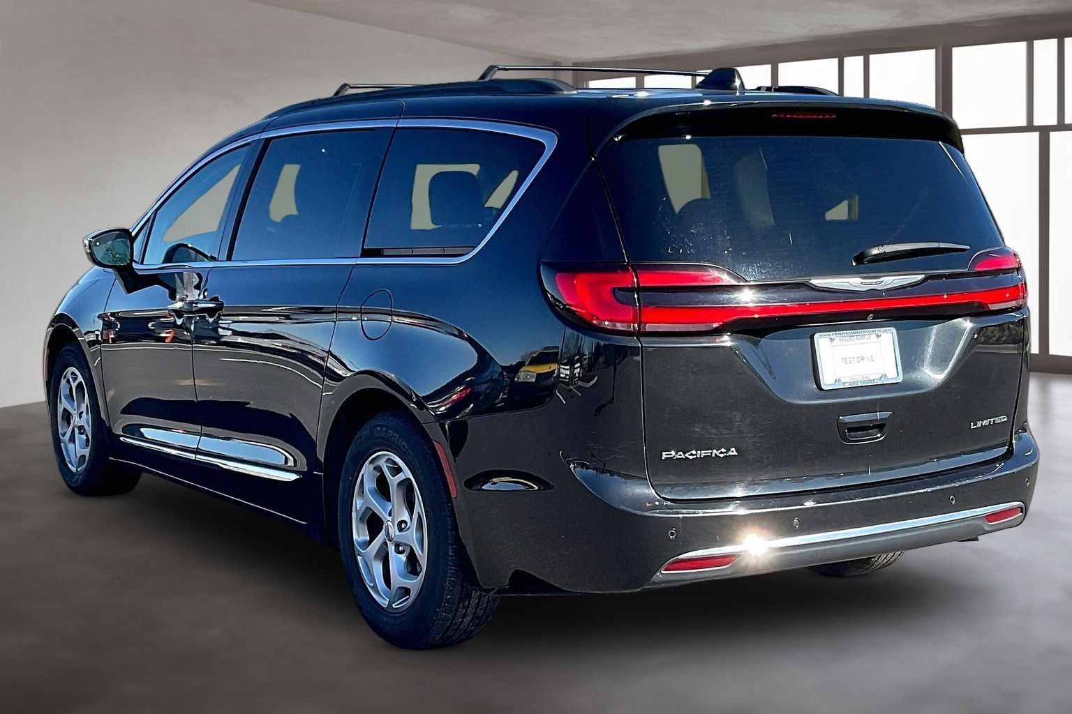 Used 2023 Chrysler Pacifica Limited image 4