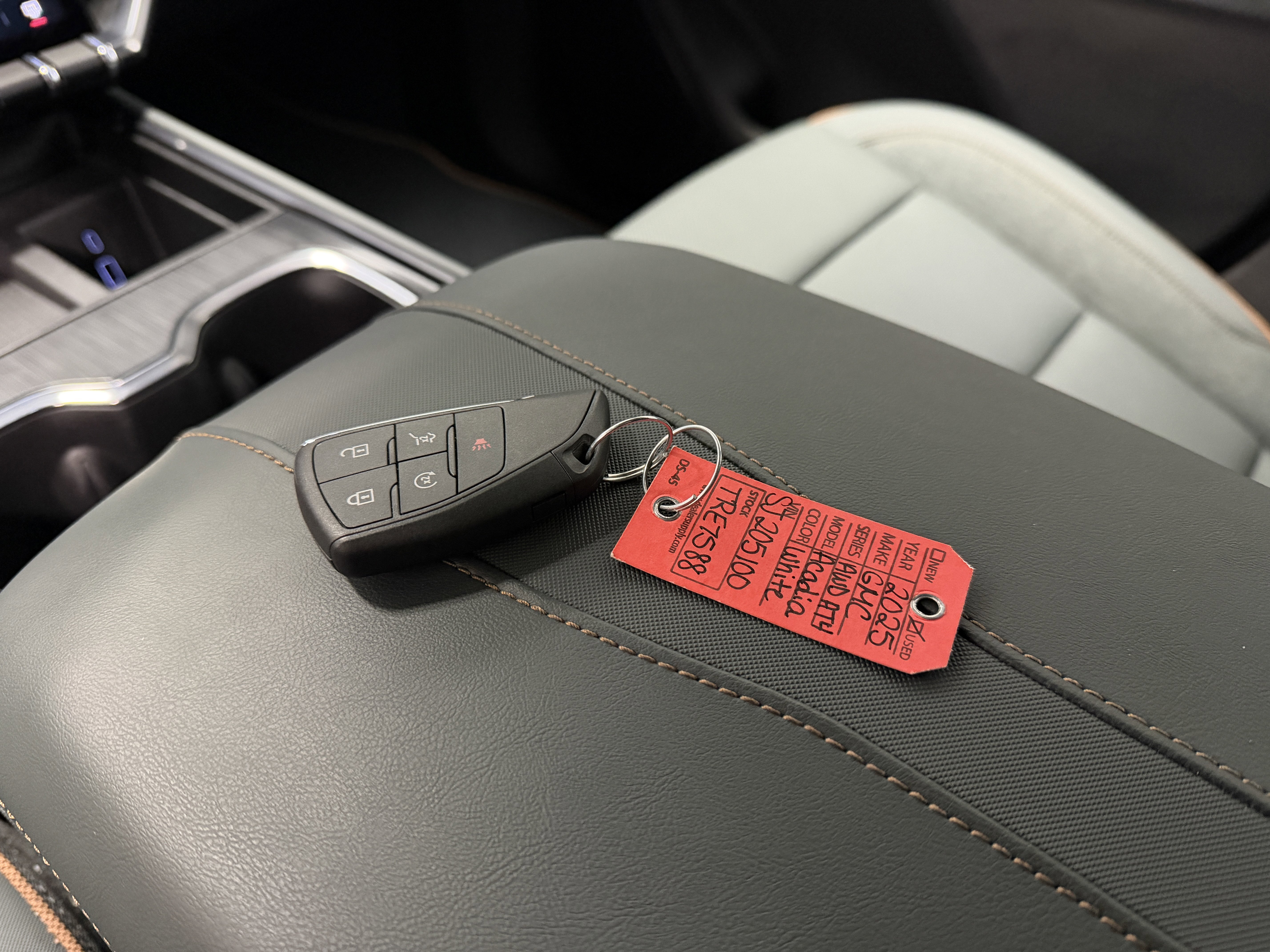 Used 2025 GMC Acadia AT4 w/ Luxury Package image 18