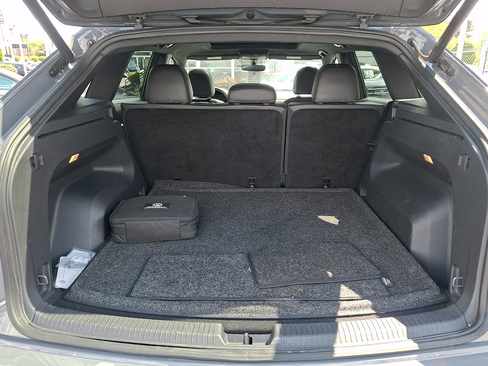 Certified 2022 Volkswagen Atlas Cross Sport SE w/ Panoramic Sunroof Package image 30