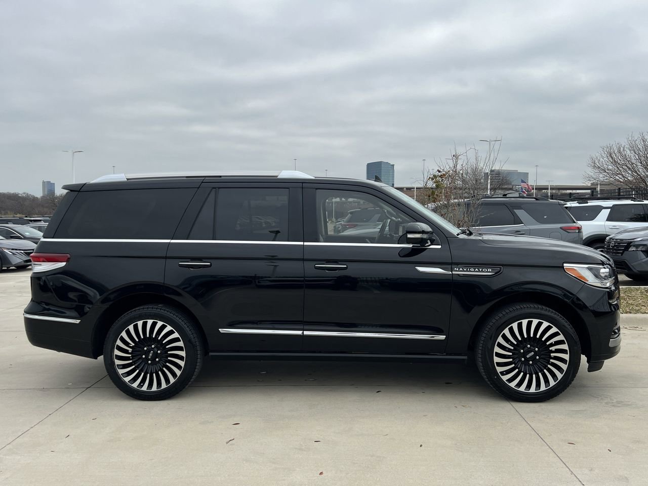 Used 2024 Lincoln Navigator Premiere image 3