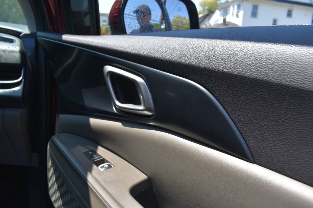 Used 2025 Kia Carnival FWD image 23