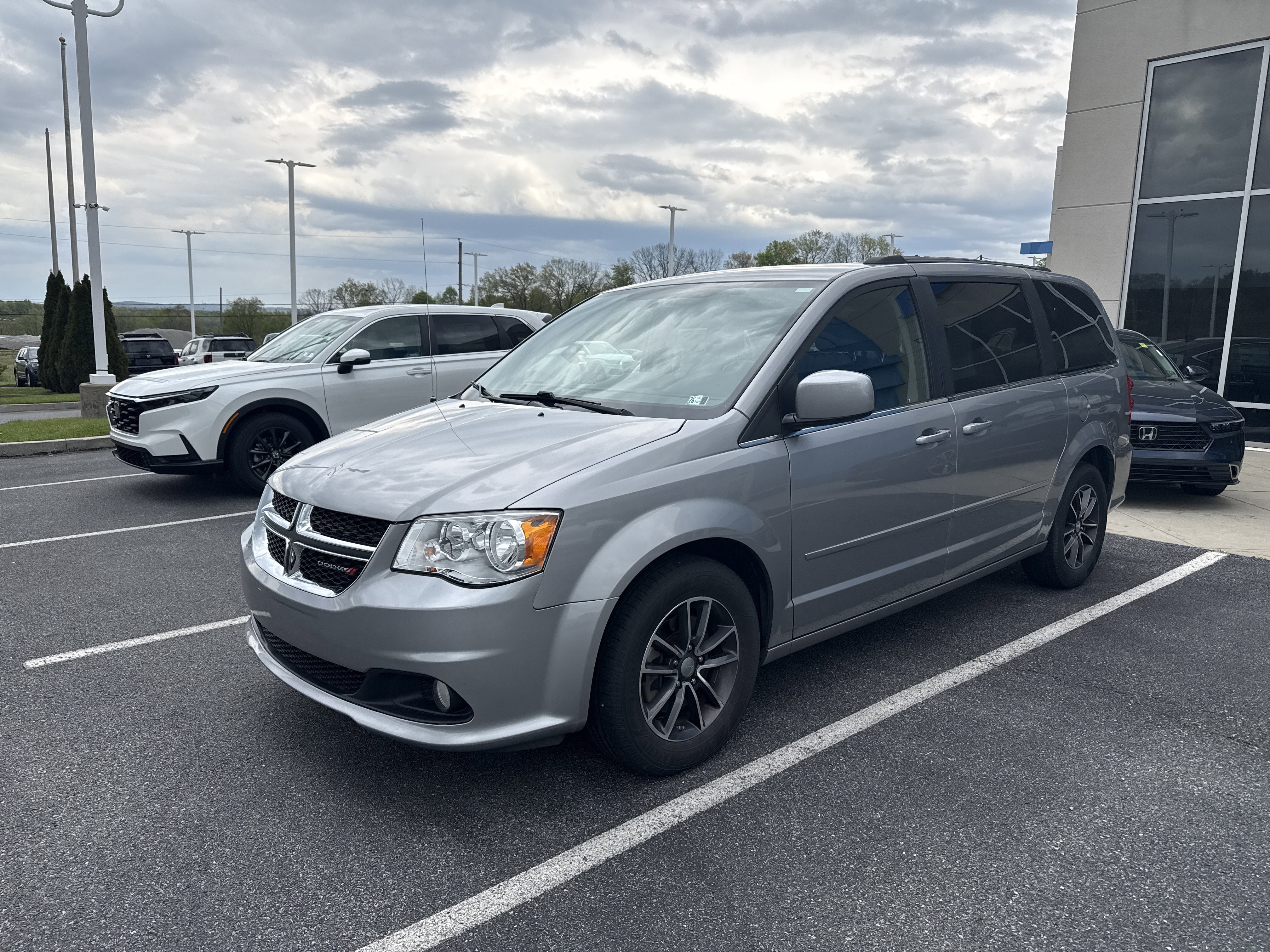 Used 2016 Dodge Grand Caravan SXT FWD image 1