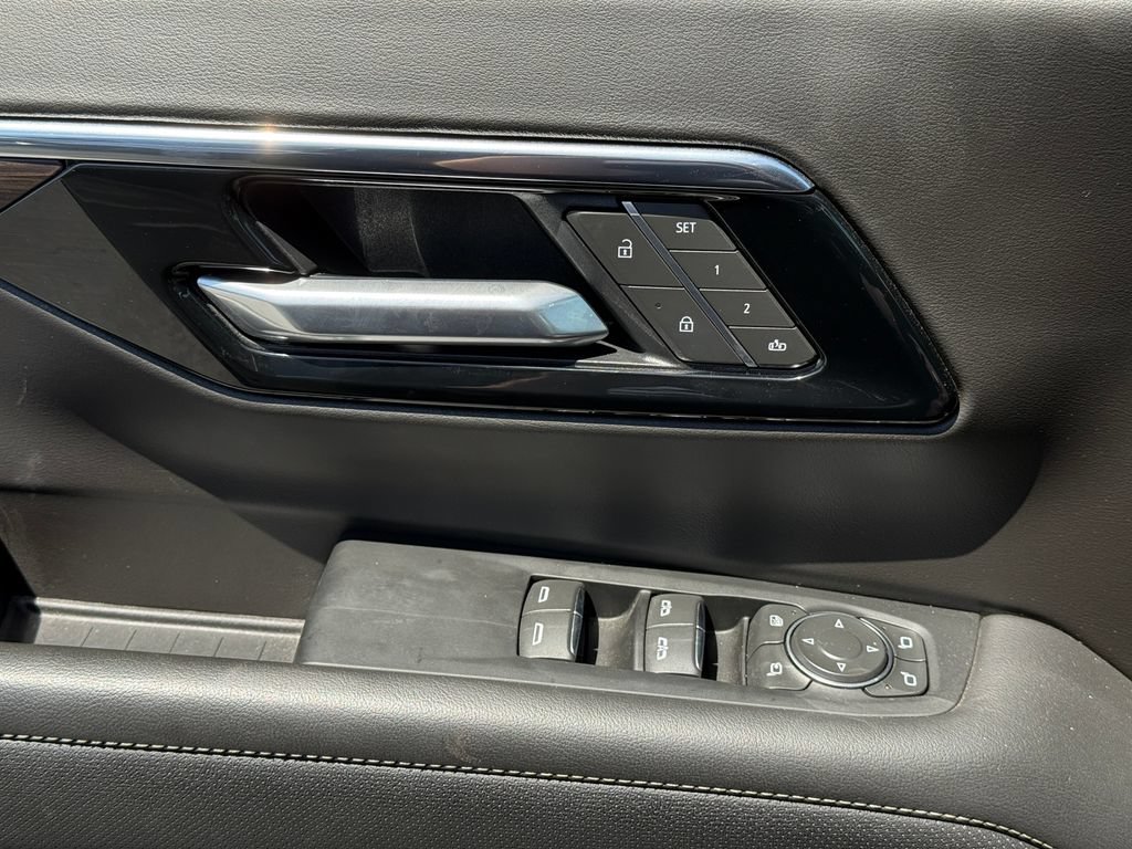 Used 2025 Chevrolet Tahoe Premier AWD/4WD image 25