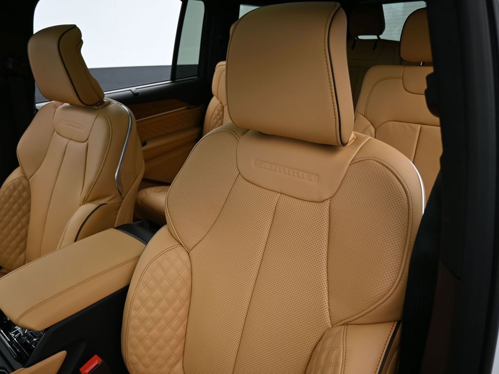 Used 2025 Jeep Grand Cherokee L Summit w/ Luxury Tech Group V image 17