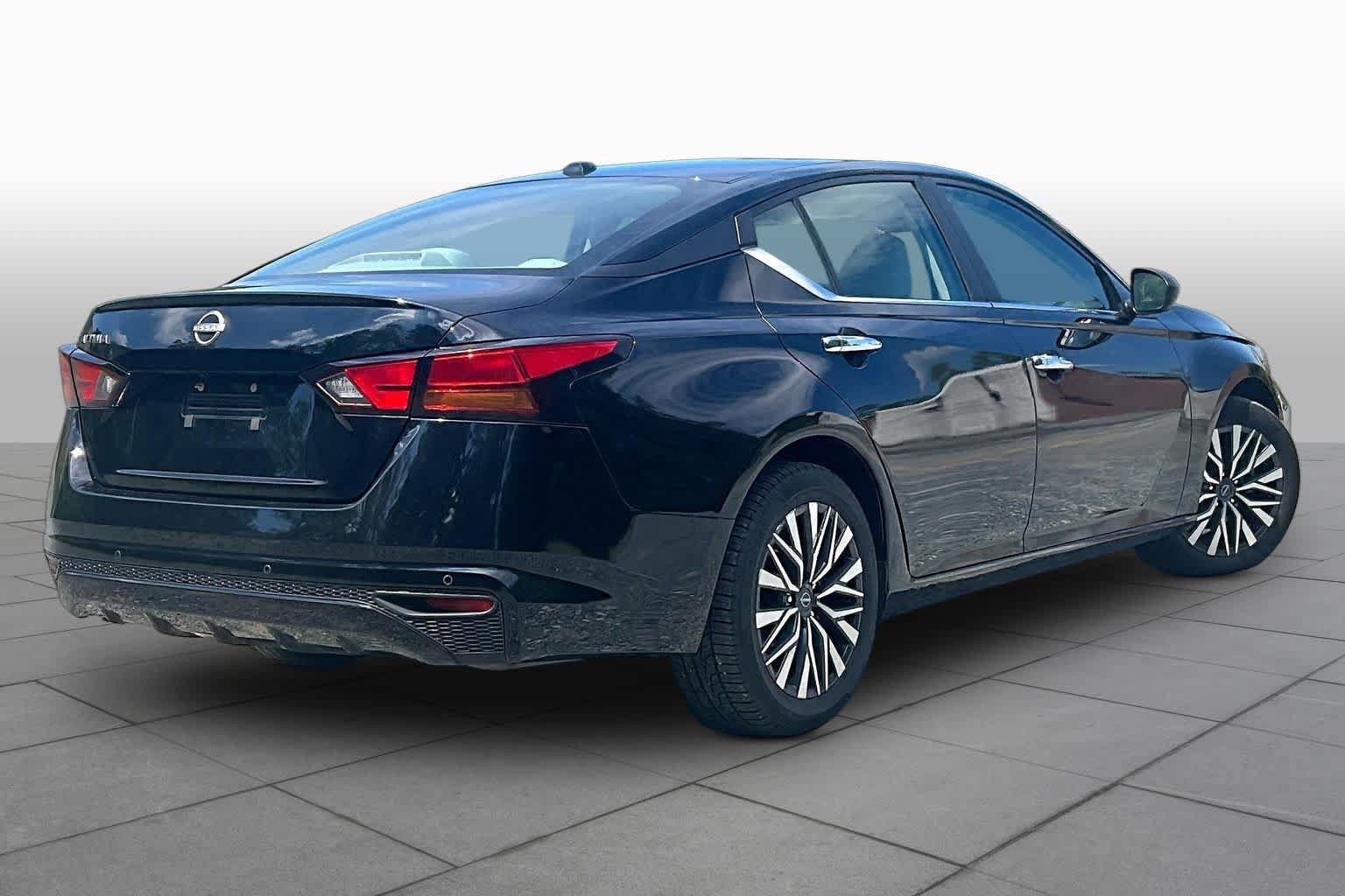 Used 2025 Nissan Altima 2.5 SV FWD image 13
