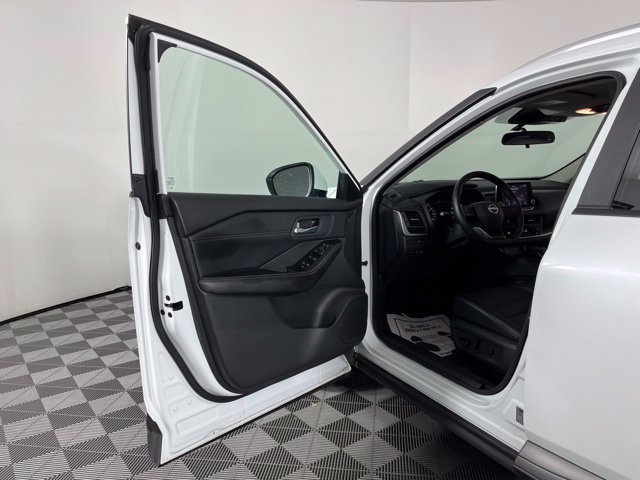 Used 2025 Nissan Rogue SV w/ SV Premium Package FWD image 18