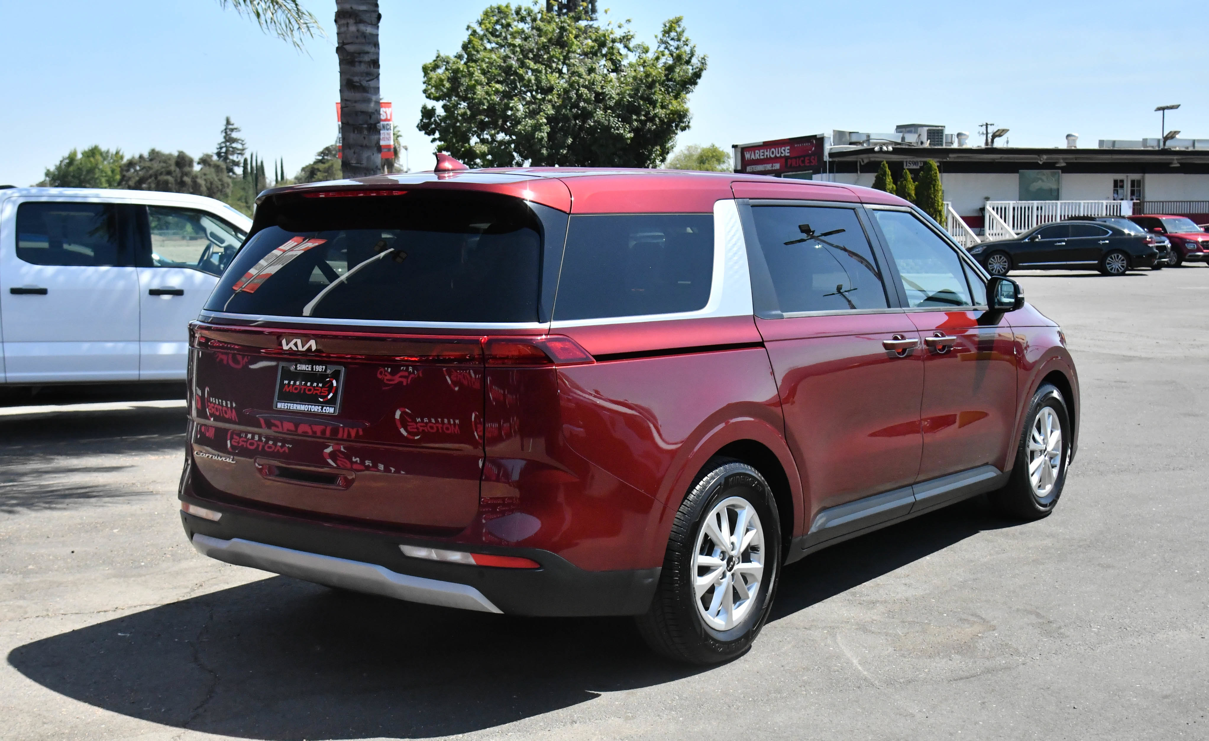Used 2022 Kia Carnival LX FWD image 8