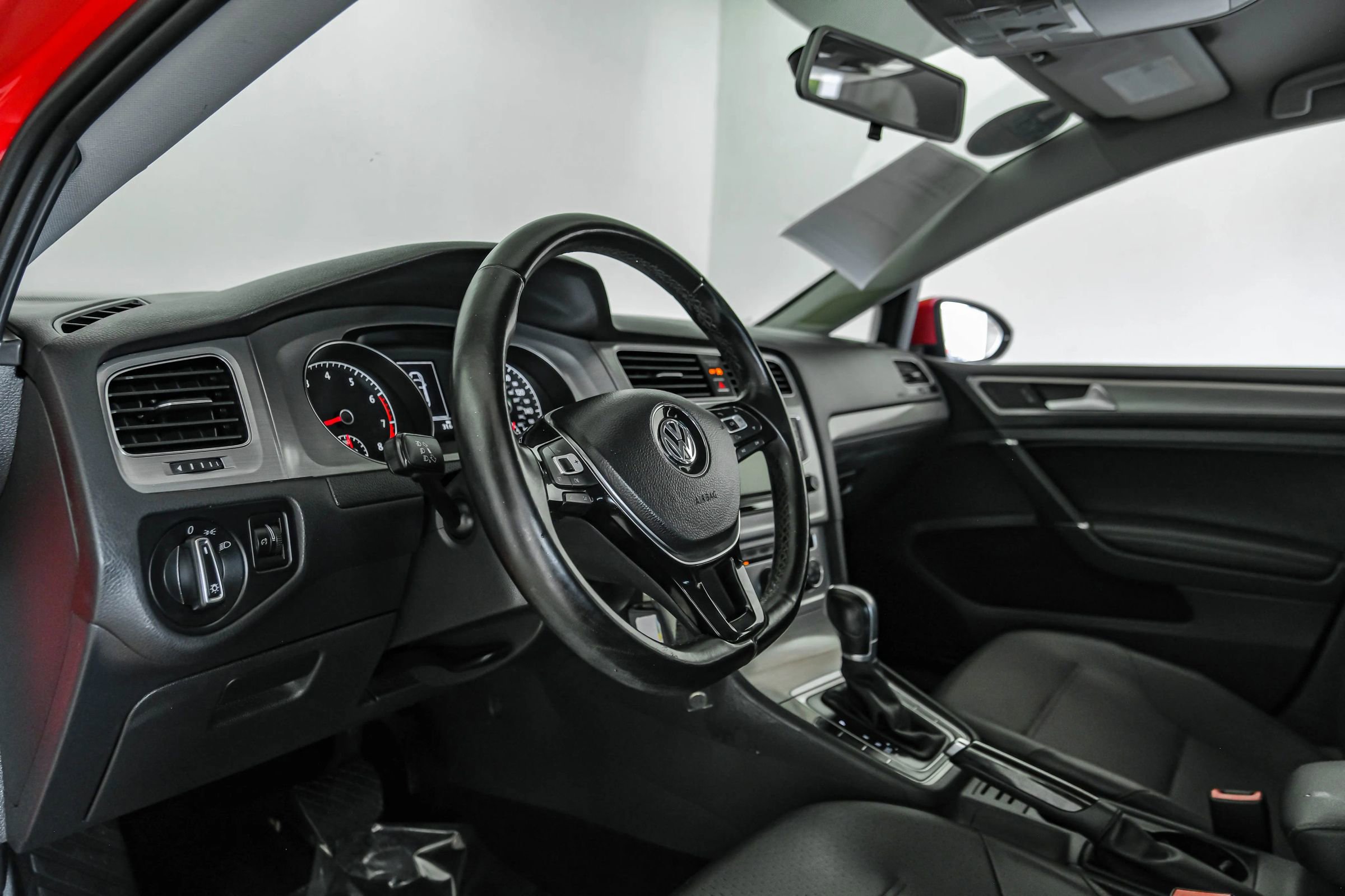 Used 2015 Volkswagen Golf SE image 2