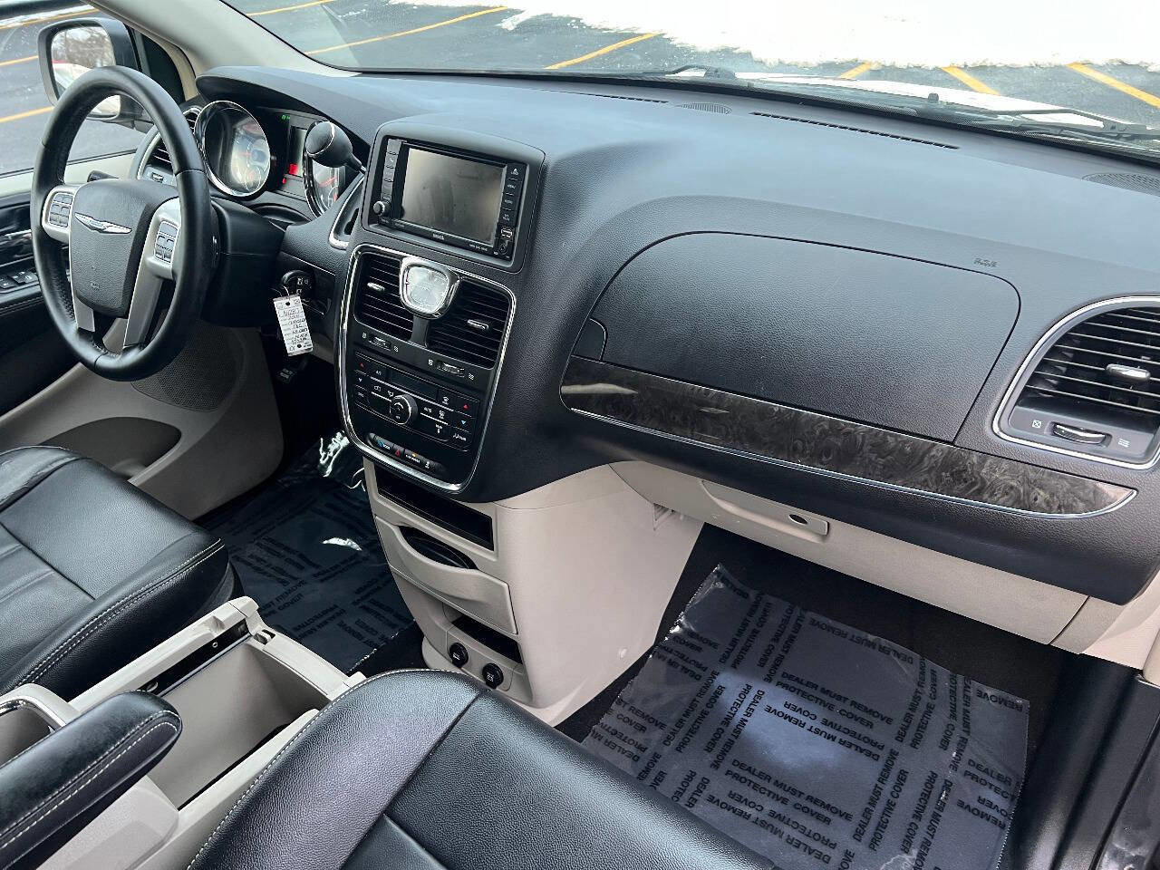 Used 2014 Chrysler Town & Country Touring image 31