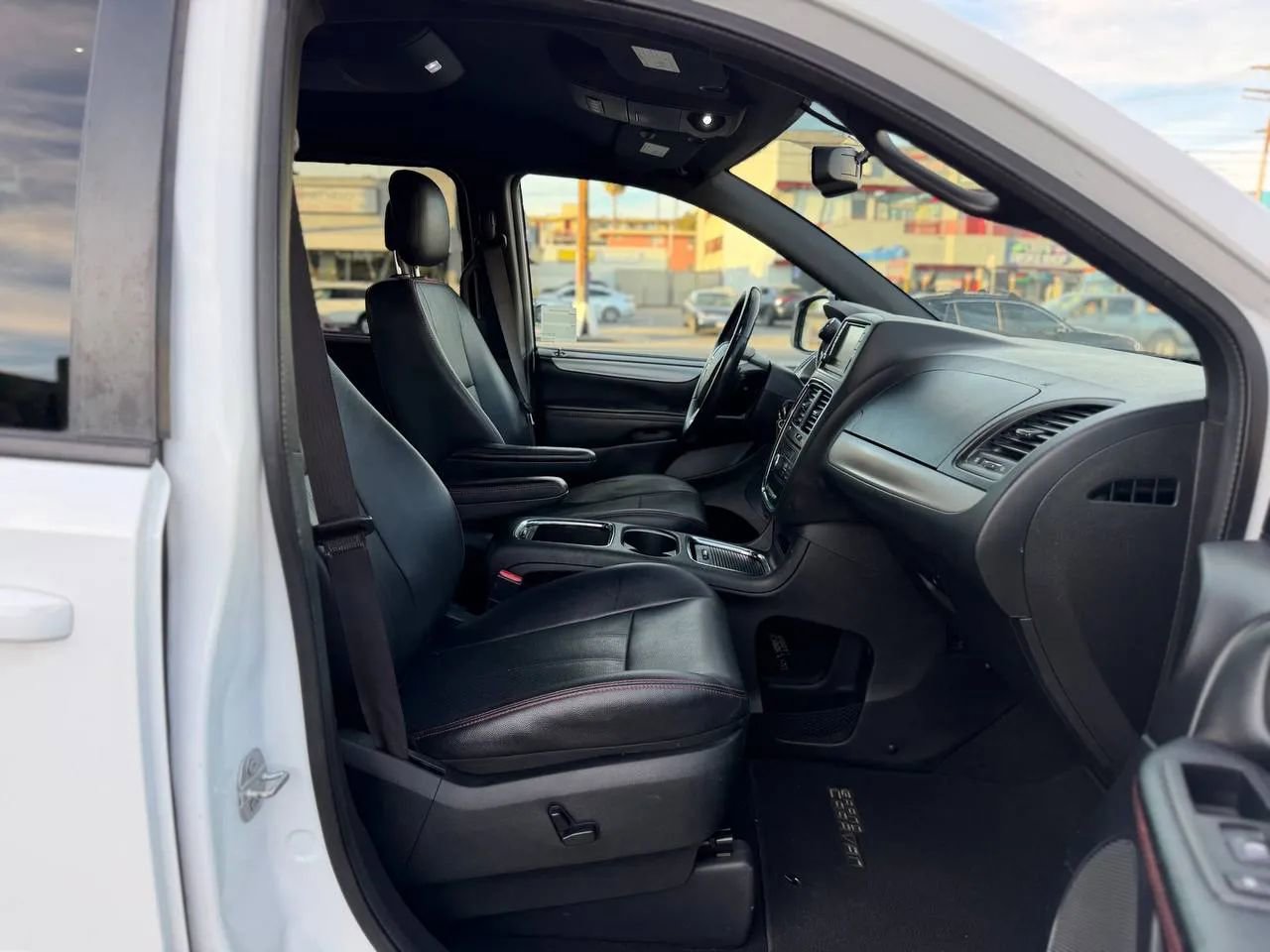 Used 2017 Dodge Grand Caravan GT image 40