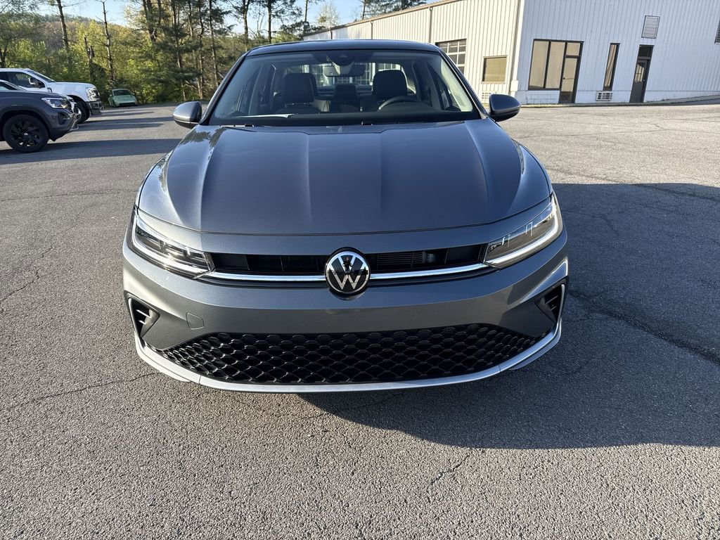 Used 2025 Volkswagen Jetta SE image 2