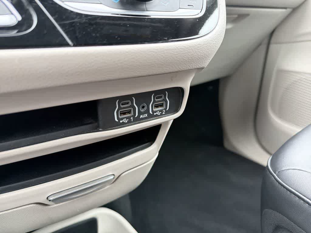 Used 2024 Chrysler Pacifica Touring-L FWD image 32