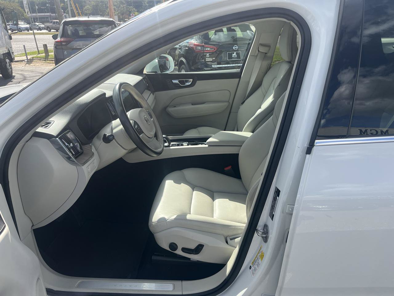 Used 2022 Volvo XC60 B5 Momentum AWD/4WD image 26