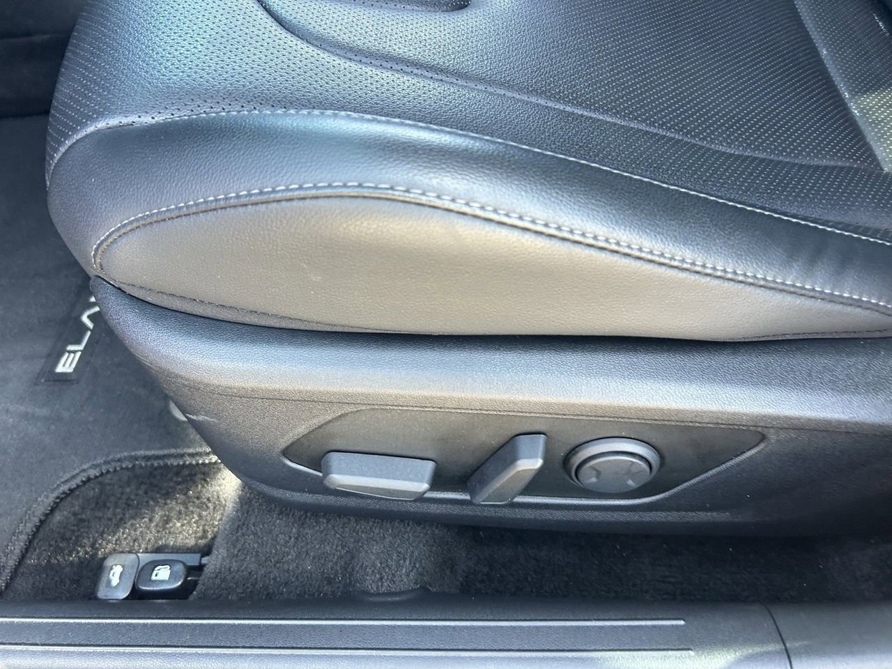 Used 2025 Hyundai Elantra Limited FWD image 28