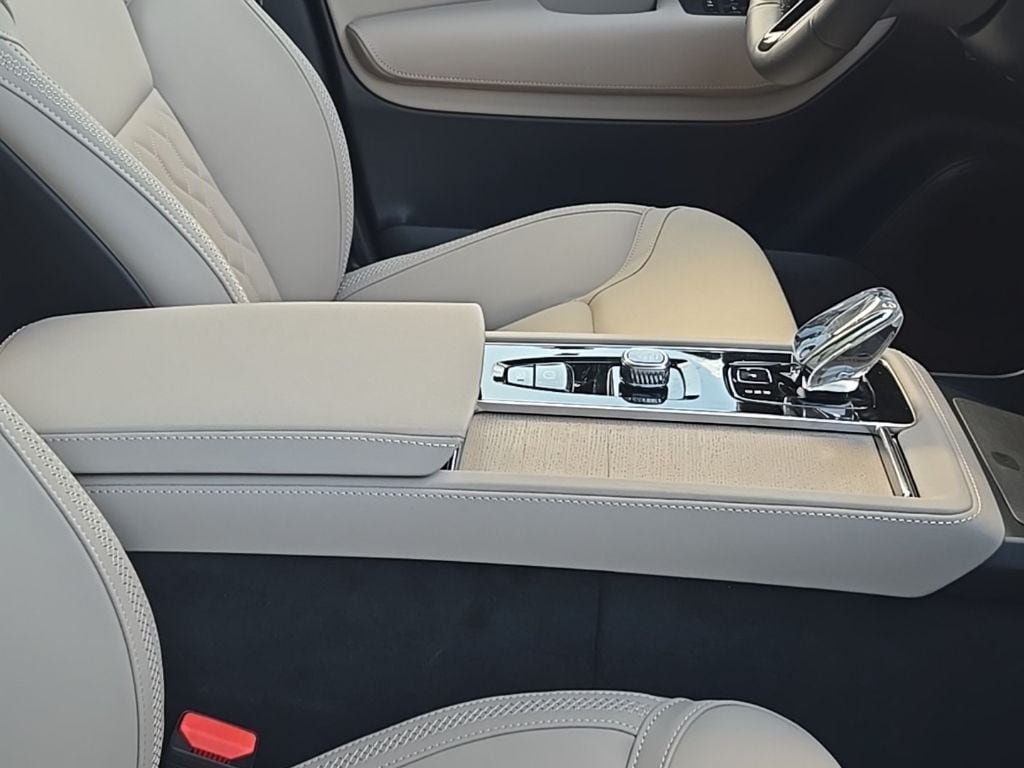 New 2026 Volvo XC90 B6 Plus w/ Protection Package Premier AWD/4WD image 8