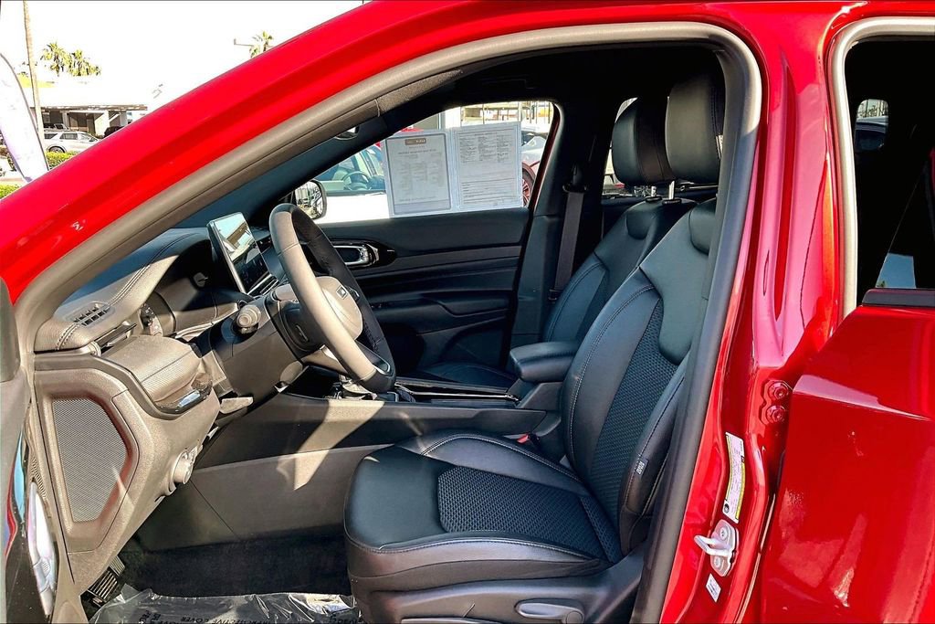 Used 2025 Jeep Compass Latitude w/ Altitude Special Edition image 14