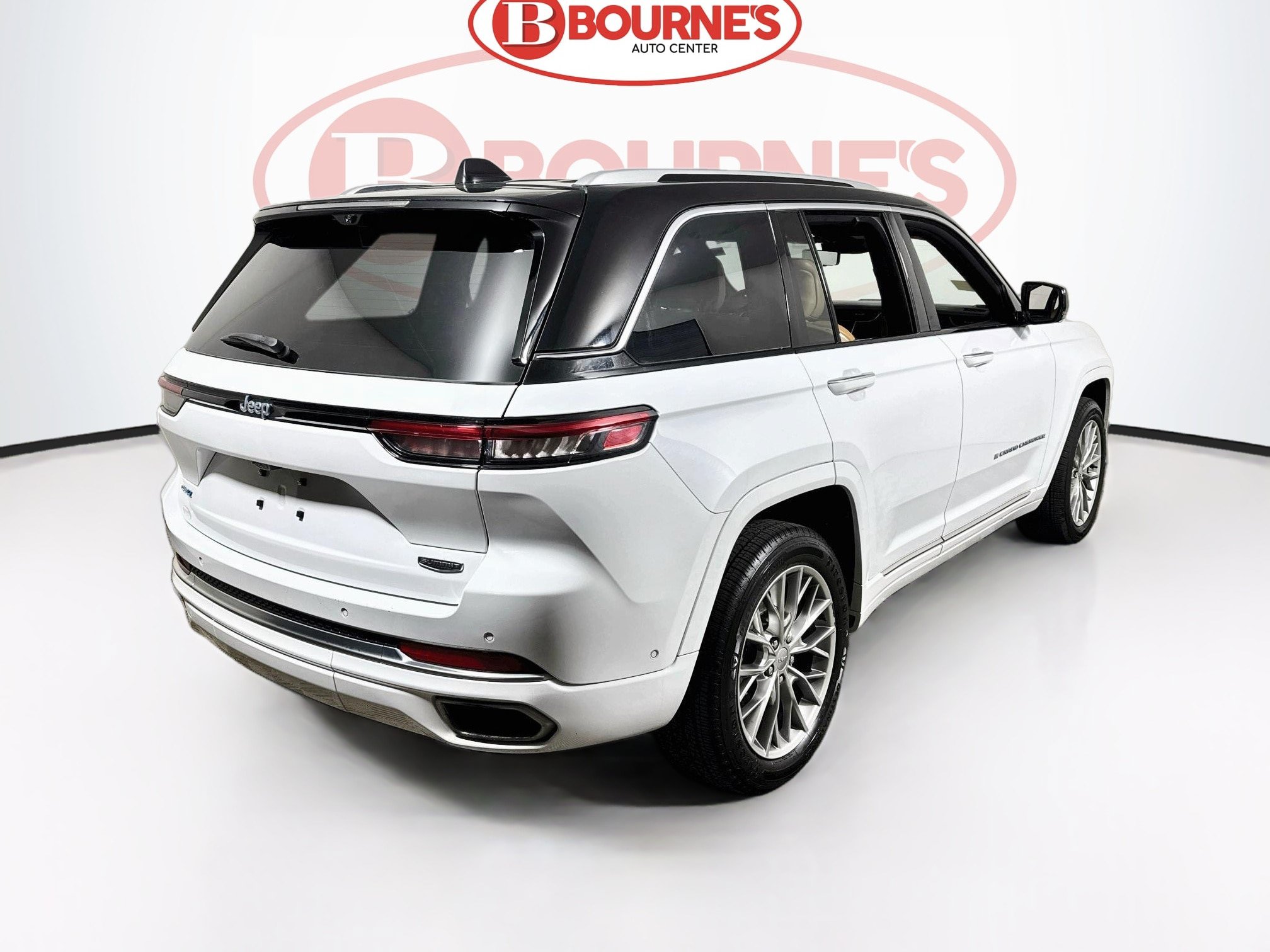 Used 2023 Jeep Grand Cherokee Summit w/ Advanced Protech Group IV AWD/4WD image 12
