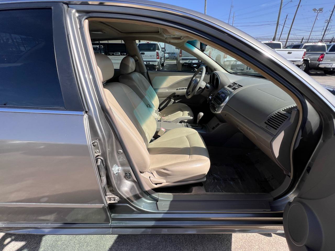 Used 2003 Nissan Altima 3.5 SE FWD image 34