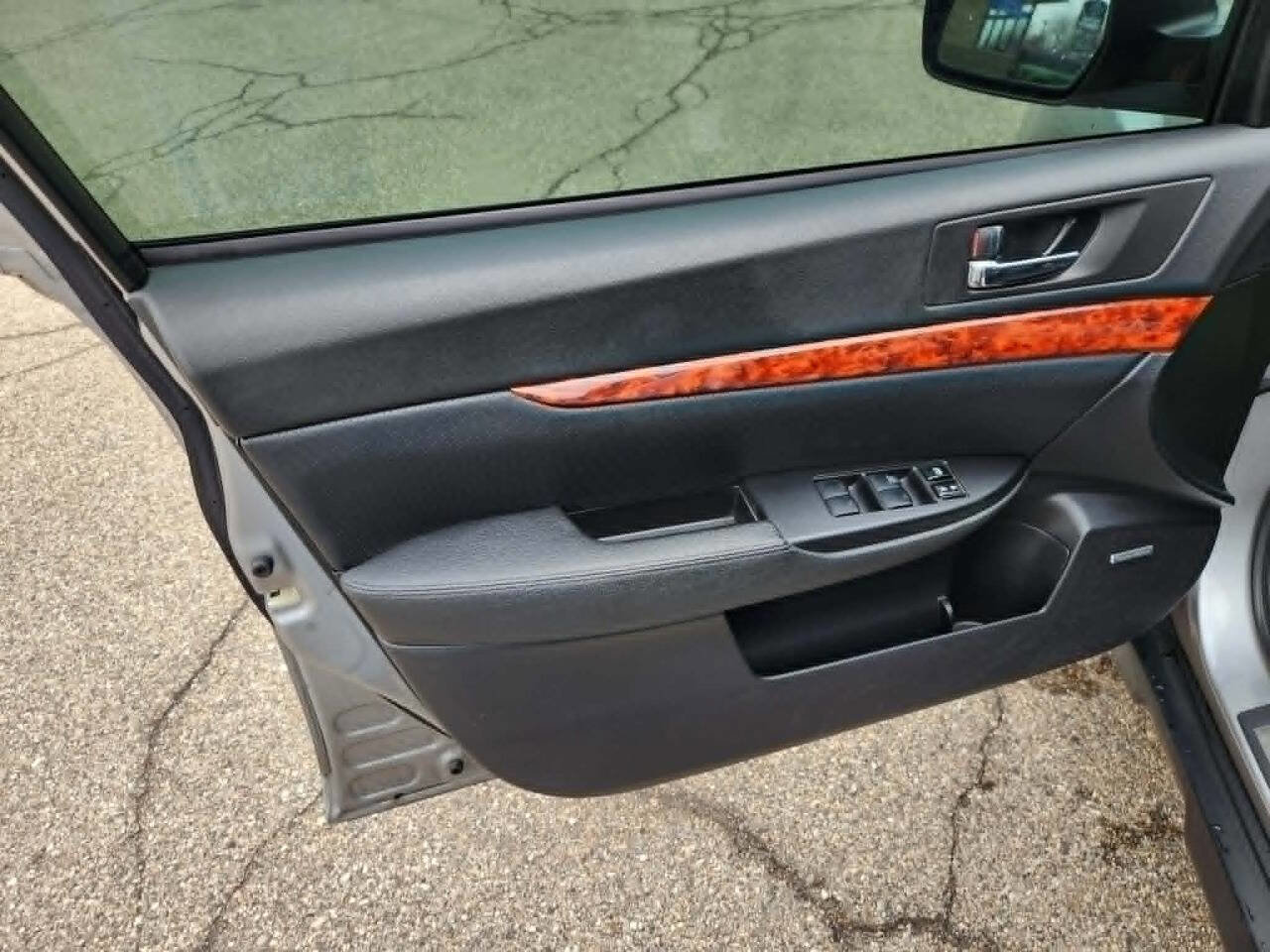 Used 2011 Subaru Outback 2.5i Limited image 10