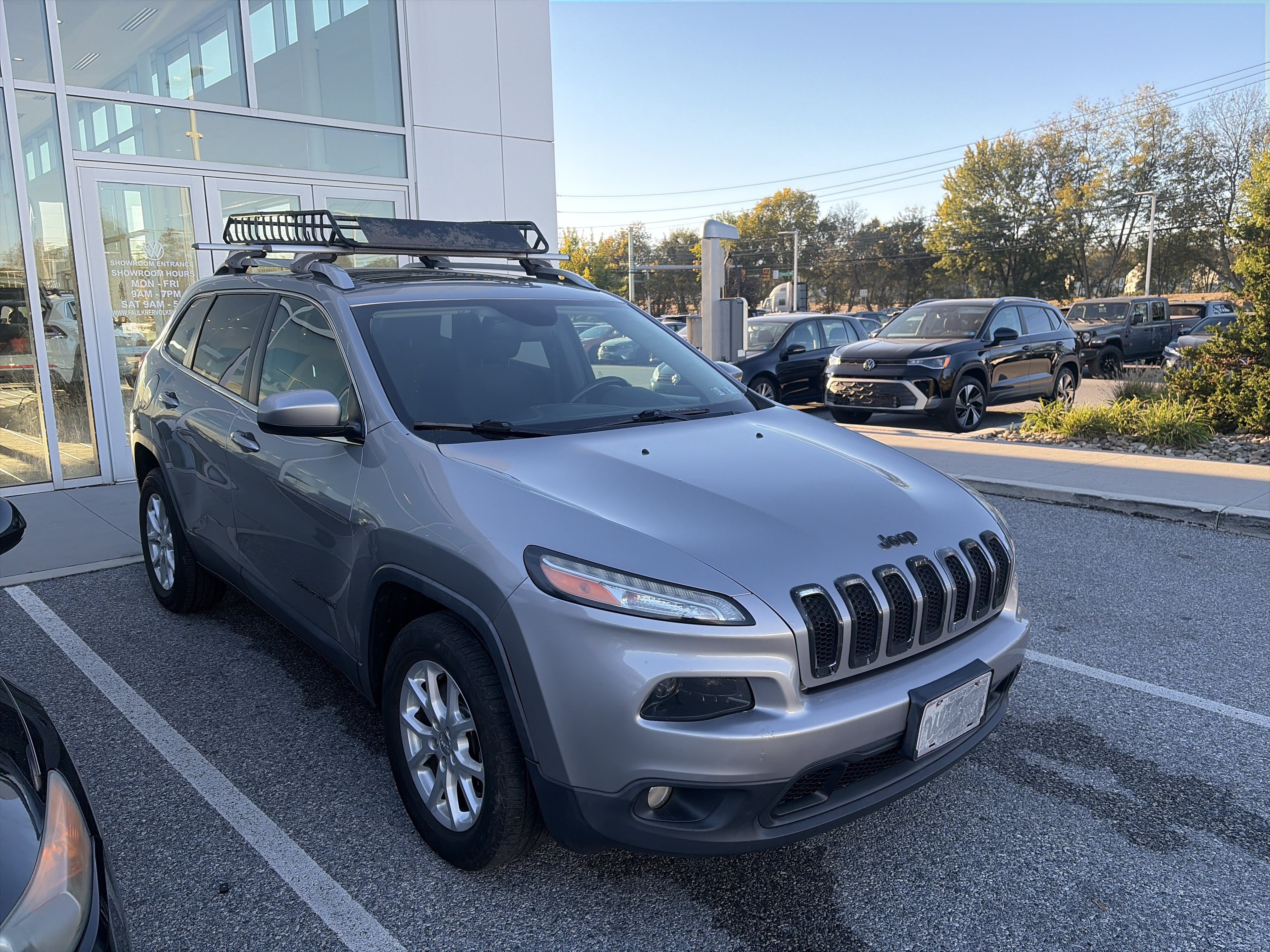 Used 2015 Jeep Cherokee Latitude w/ Comfort/Convenience Group AWD/4WD image 3