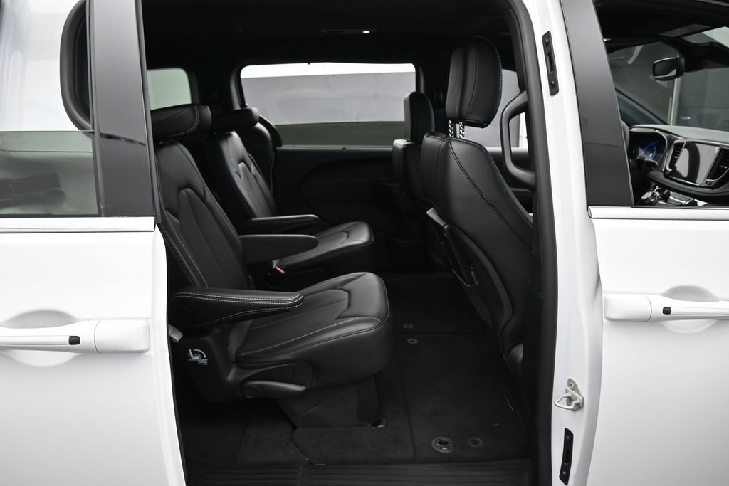 Used 2025 Chrysler Pacifica Select FWD image 32